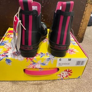 NWT Joules Wellibob black with floral Size 6